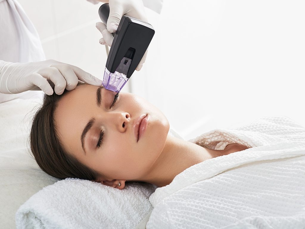 Aplicação de Morpheus8, radiofrequência microagulhada, em tratamento facial
